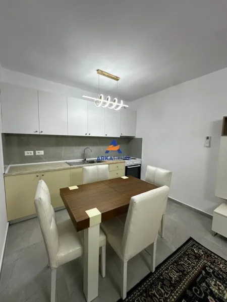 Tirane, jepet me qera apartament duplex 2+1+Ballkon Kati 2, 73 m² 624 € 