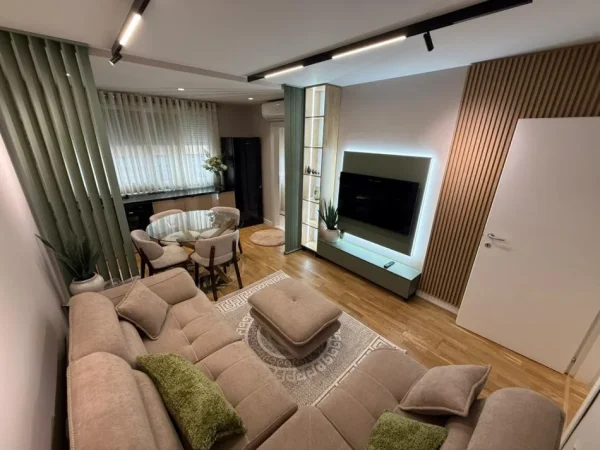 Tirane, jepet me qera apartament 1+1 Kati 1, 85000 Leke
