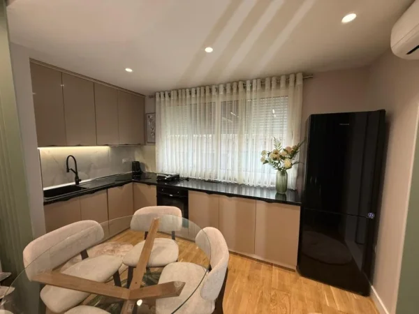 Tirane, jepet me qera apartament 1+1 Kati 1, 85000 Leke