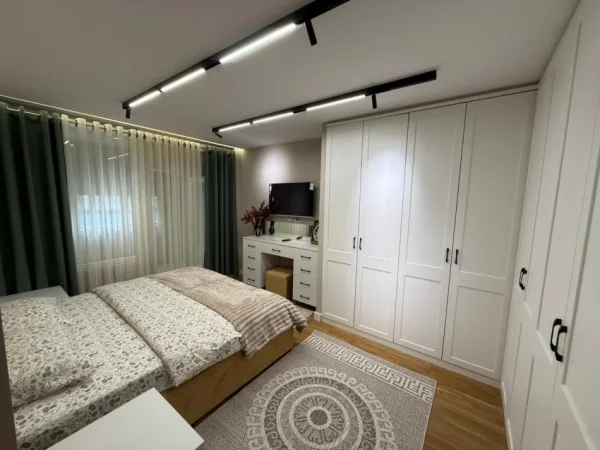 Tirane, jepet me qera apartament 1+1 Kati 1, 85000 Leke