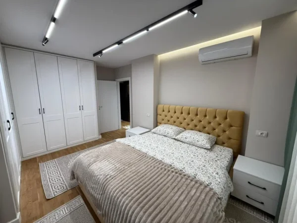 Tirane, jepet me qera apartament 1+1 Kati 1, 85000 Leke