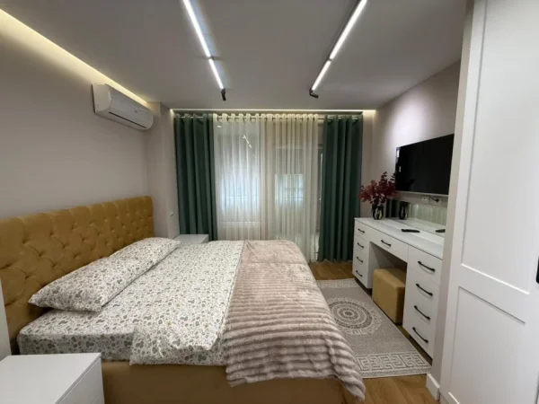 Tirane, jepet me qera apartament 1+1 Kati 1, 85000 Leke