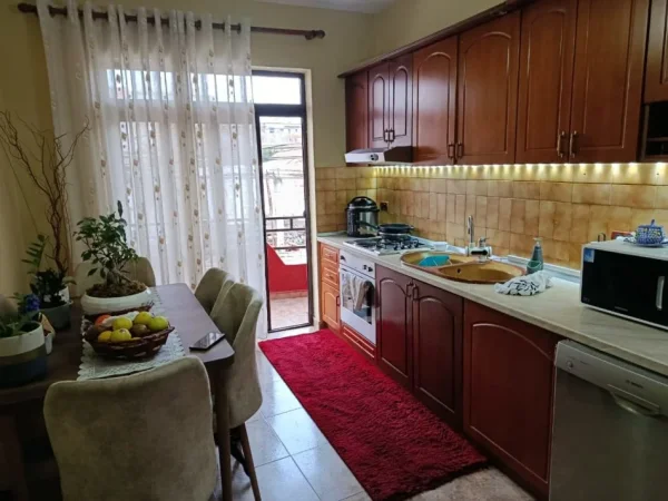 Tirane, jepet me qera Vile 4+1+Aneks+Ballkon Kati 4, 220 m² 2.100 € (rruga ali demi)