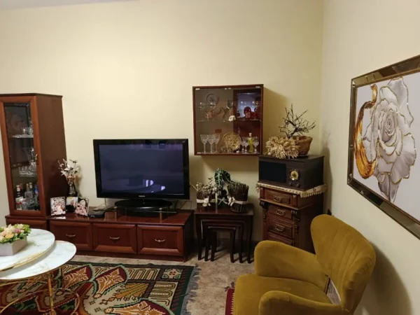 Tirane, jepet me qera Vile 4+1+Aneks+Ballkon Kati 4, 220 m² 2.100 € (brryli , rruga hoxha tasim)