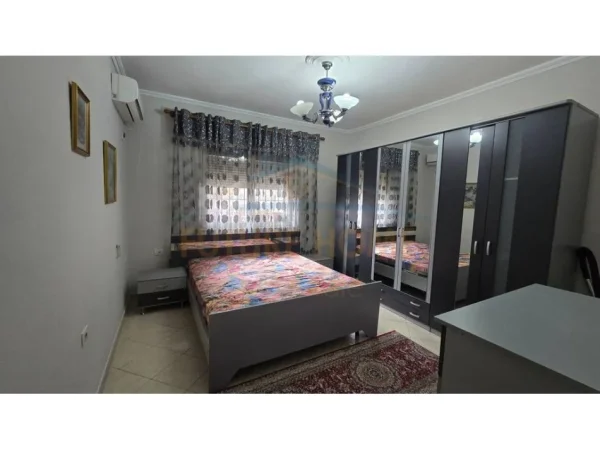 Tirane, jepet me qera apartament 1+1 Kati 2, 62 m² 450 € (Xhamllik, prane Pasticeri Lika)