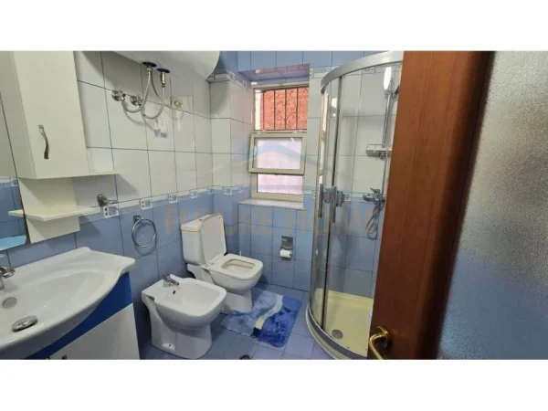 Tirane, jepet me qera apartament 1+1 Kati 2, 62 m² 450 € (Xhamllik, prane Pasticeri Lika)