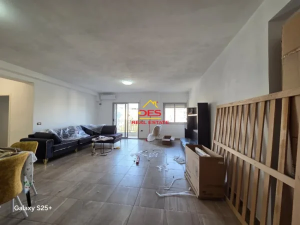 Vlore, jepet me qera apartament 2+1+Ballkon Kati 4, 85 m² 500 € (Rruga Çajupi)