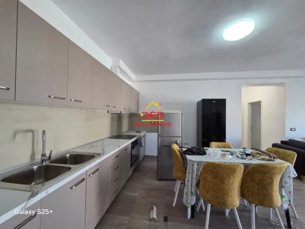 Vlore, jepet me qera apartament 2+1+Ballkon Kati 4, 85 m² 500 € (Rruga Çajupi)