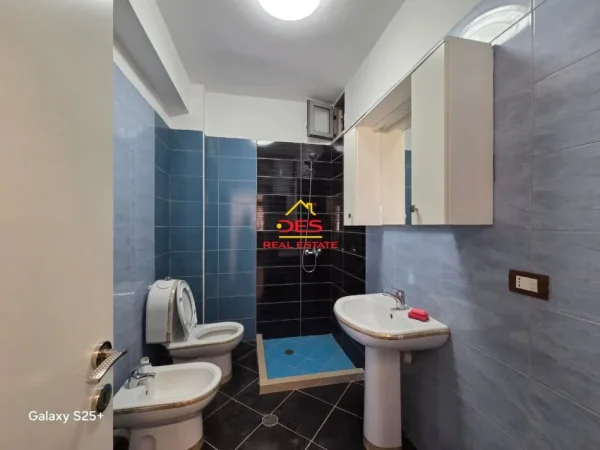 Vlore, jepet me qera apartament 2+1+Ballkon Kati 4, 85 m² 500 € (Rruga Çajupi)