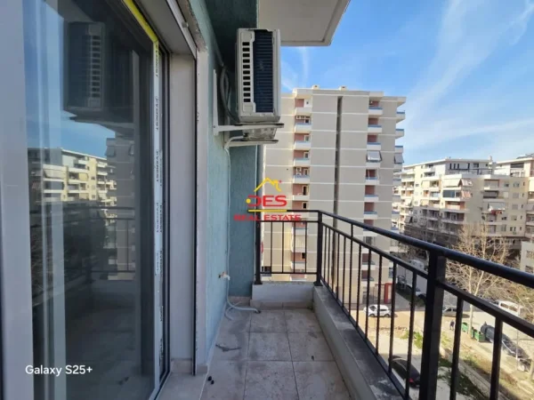 Vlore, jepet me qera apartament 2+1+Ballkon Kati 4, 85 m² 500 € (Rruga Çajupi)