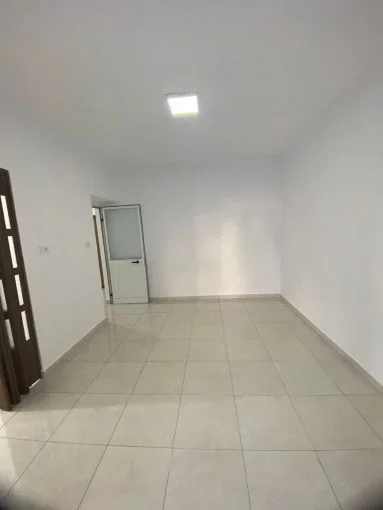 Tirane, jepet me qera lokal Kati 0, 60 m² 700 € (rruga e kavajes , 21 dhjetori)
