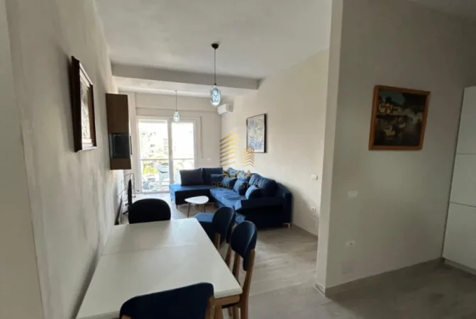 Tirane, jepet me qera apartament 1+1+Ballkon Kati 2, 85 m² 550 € (Brryl)