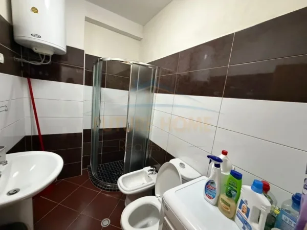 Durres, jepet me qera apartament 2+1 Kati 4, 85 m² 500 € (Plazh Rrota e Kuqe, Durrës)
