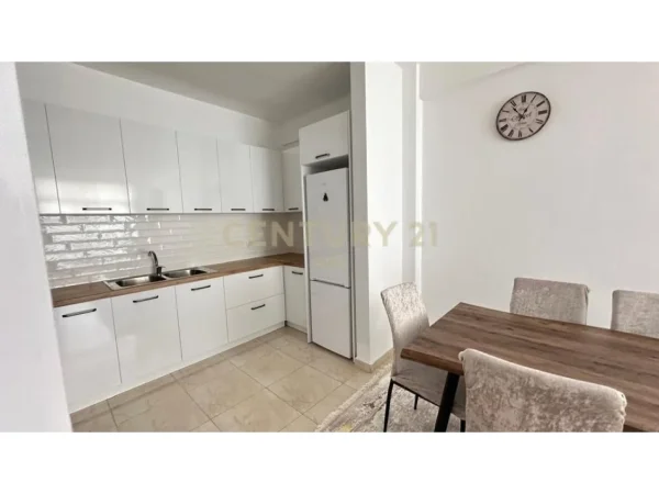 Tirane, jepet me qera apartament 2+1+Ballkon Kati 7, 90 m² 450 € (astir)