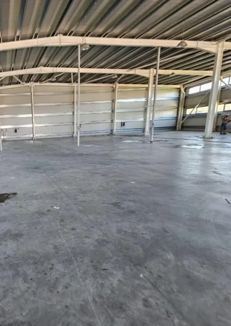 Tirane, jepet me qera magazine , 1.050 m² 650 € (AUTOSTRADA KASHAR-THUMAN)