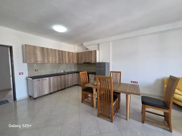 Vlore, jepet me qera apartament 1+1+Ballkon Kati 9, 70 m² 350 € (Rruga Gjergj Arianiti)