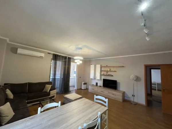 Durres, jepet me qera apartament 2+1+Ballkon Kati 7, 102 m² 450 € (Ish Rajoni i Policise, Durres)