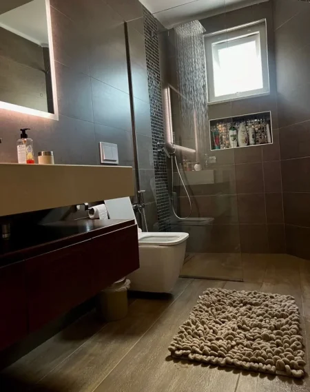 Tirane, jepet me qera apartament 2+1 Kati 2, 70 m² 1.500 € (QENDER)