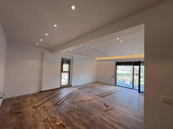 Tirane, shitet apartament 2+1+Ballkon Kati 8, 102 m² 179.000 € (Porcelan)
