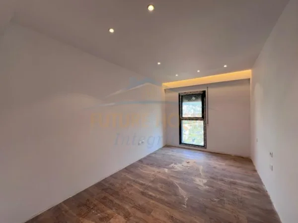 Tirane, shitet apartament 2+1+Ballkon Kati 8, 102 m² 179.000 € (Porcelan)