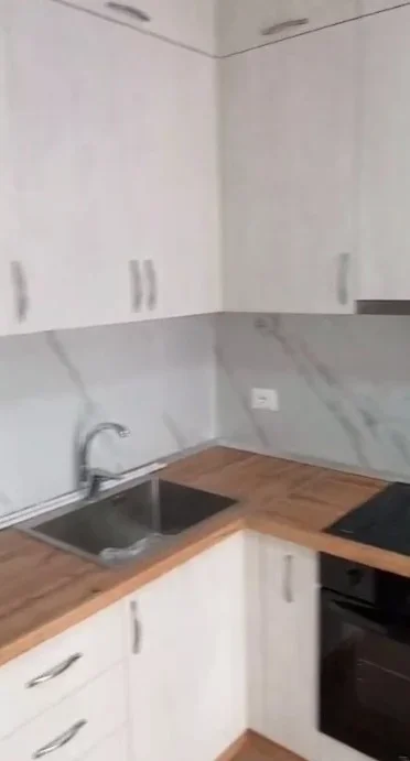 Tirane, jepet me qera apartament 1+1 Kati 1, 75 m² 480 € (Xhamlliku)