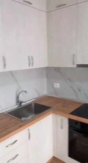 Tirane, jepet me qera apartament 1+1 Kati 1, 75 m² 480 € (Xhamlliku)