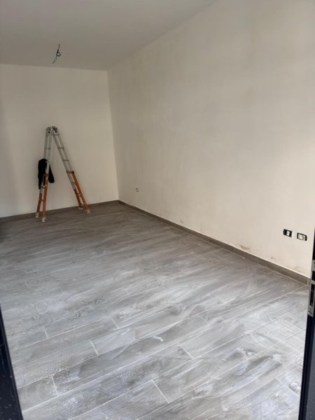 Shqiperi, jepet me qera dyqan Kati 0, 32 m² 500 € (STADIUMI DINAMO)