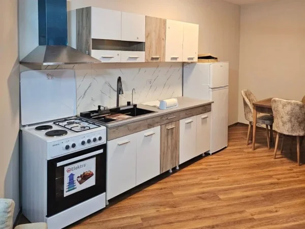 jepet me qera apartament Kati 10, 80 m² 520 € (Rruga e Dafinave)