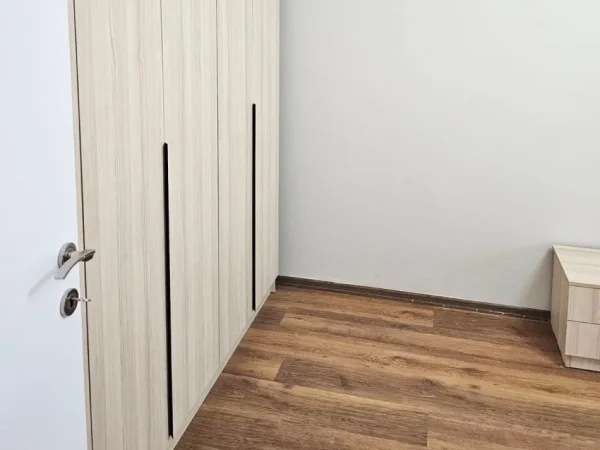 jepet me qera apartament Kati 10, 80 m² 520 € (Rruga e Dafinave)