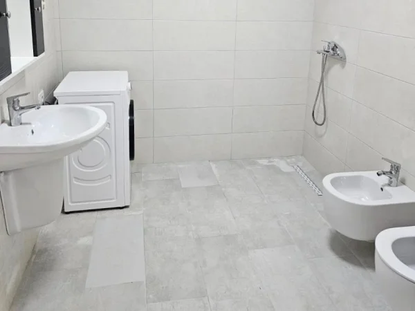 jepet me qera apartament Kati 10, 80 m² 520 € (Rruga e Dafinave)