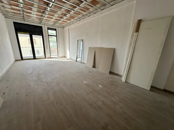 Tirane, jepet me qera apartament 2+1+Ballkon Kati 5, 100 m² 430 € (Ish Dogana)