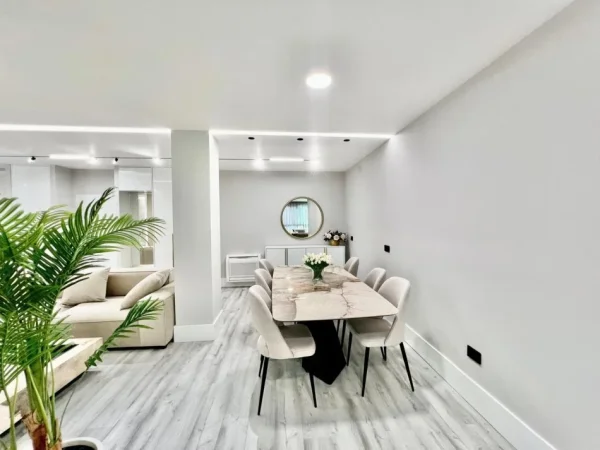 Tirane, jepet me qera apartament duplex 4+1+Ballkon Kati 7, 155 m² 2.300 € (Rruga Ismail Qemali)