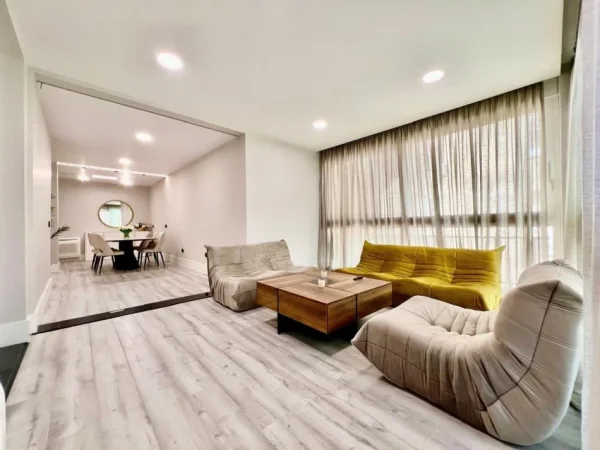 Tirane, jepet me qera apartament duplex 4+1+Ballkon Kati 7, 155 m² 2.300 € (Rruga Ismail Qemali)