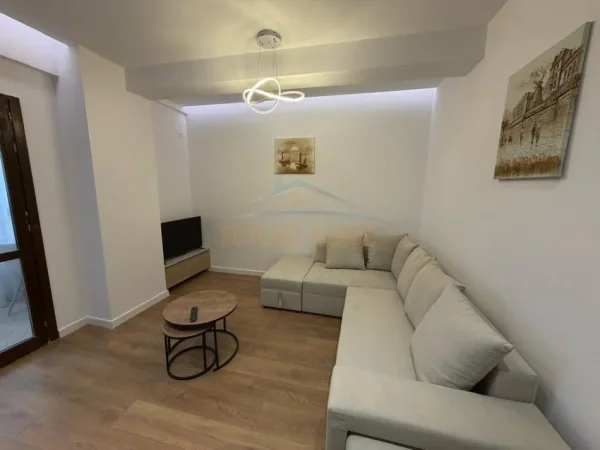 Tirane, jepet me qera apartament 1+1 Kati 1, 45 m² 625 € (Komuna e Parisit)