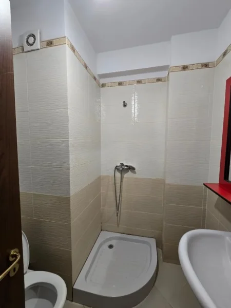 Tirane, jepet me qera apartament 2+1 Kati 3, 100 m² 600 € (Rruga Jordan Misja prane Gener 2)