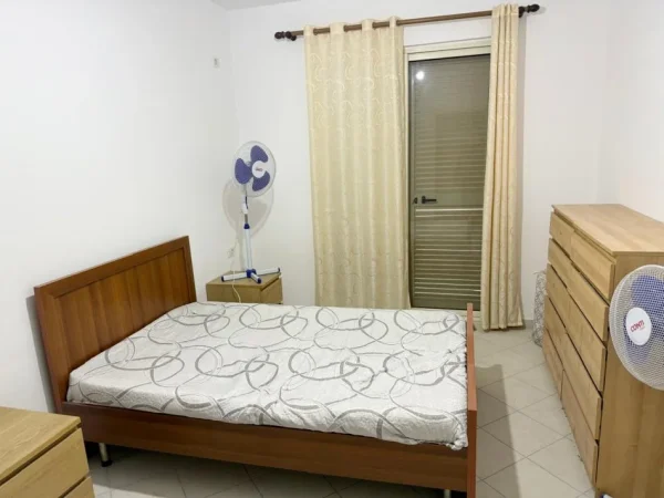 Tirane, jepet me qera apartament 2+1+Ballkon Kati 2, 95 m² 520 € (Rruga Loni Ligori)