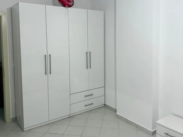 Tirane, jepet me qera apartament 2+1+Ballkon Kati 2, 95 m² 520 € (Rruga Loni Ligori)