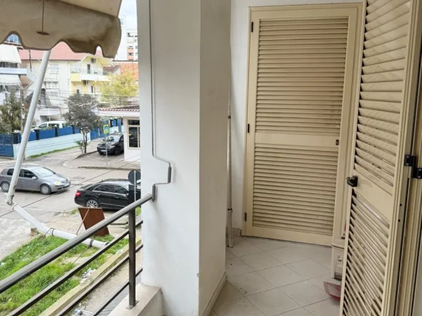 Tirane, jepet me qera apartament 2+1+Ballkon Kati 2, 95 m² 520 € (Rruga Loni Ligori)