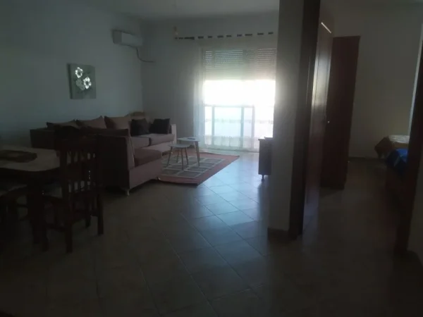 Tirane, jepet me qera apartament 1+1+Ballkon Kati 3, 77 m² 500 € (QENDER)