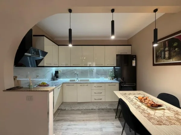 Tirane, jepet me qera apartament 2+1 Kati 4, 90 m² 900 € (Komuna e Parisit)