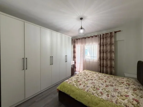 Tirane, jepet me qera apartament 2+1 Kati 4, 90 m² 900 € (Komuna e Parisit)