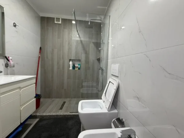 Tirane, jepet me qera apartament 2+1 Kati 4, 90 m² 900 € (Komuna e Parisit)