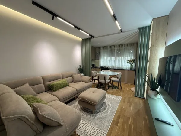 Tirane, jepet me qera apartament 1+1+Ballkon Kati 1, 75 m² (Kopshti Zoologjik) 85.000 Leke/Muaj