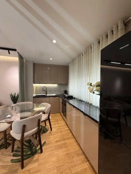 Tirane, jepet me qera apartament 1+1+Ballkon Kati 1, 75 m² (Kopshti Zoologjik) 85.000 Leke/Muaj