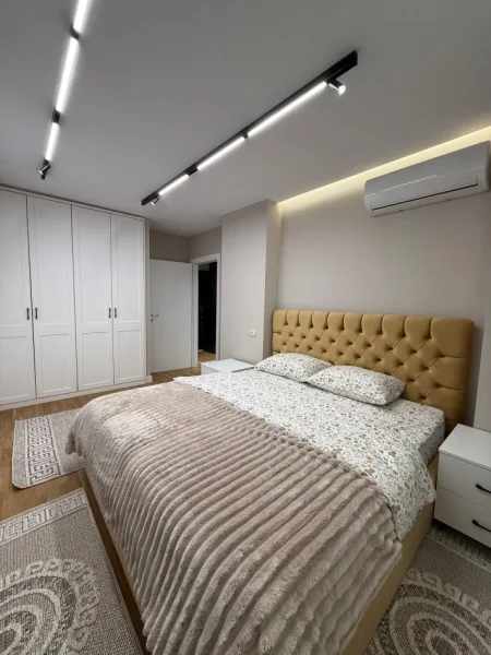 Tirane, jepet me qera apartament 1+1+Ballkon Kati 1, 75 m² (Kopshti Zoologjik) 85.000 Leke/Muaj