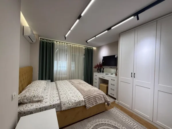 Tirane, jepet me qera apartament 1+1+Ballkon Kati 1, 75 m² (Kopshti Zoologjik) 85.000 Leke/Muaj