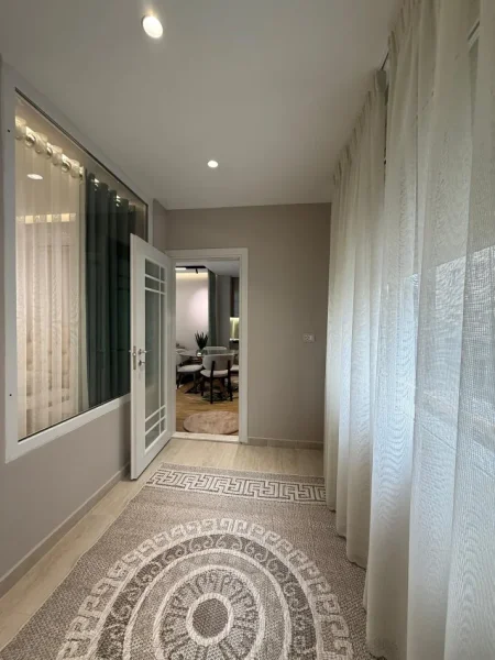 Tirane, jepet me qera apartament 1+1+Ballkon Kati 1, 75 m² (Kopshti Zoologjik) 85.000 Leke/Muaj