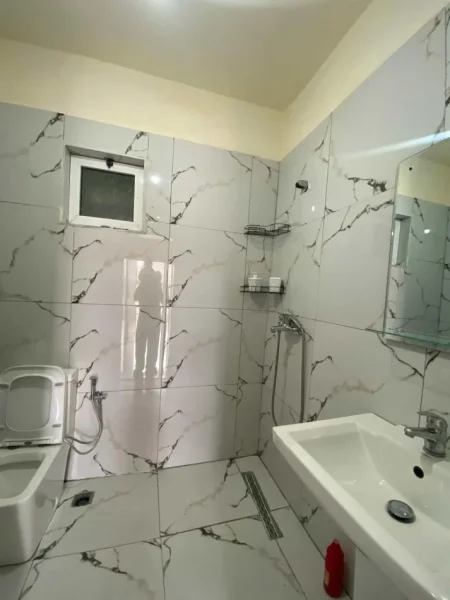 Tirane, jepet me qera shtepi 2+1+parkim Kati 1, 90 m² 300 € (Farke e Vogel , Rruga Daxhit)