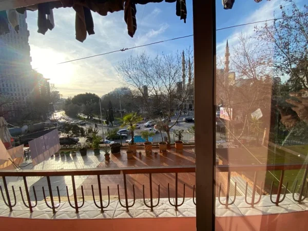 Tirane, jepet me qera apartament 2+1+Ballkon Kati 2, 80 m² 650 € (Rruga e Elbasanit)