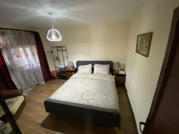 Tirane, jepet me qera apartament 2+1+Ballkon Kati 2, 80 m² 650 € (Rruga e Elbasanit)